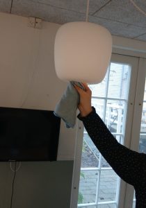 Rengøring af loftlampe hos erhvervskunde i Kolding