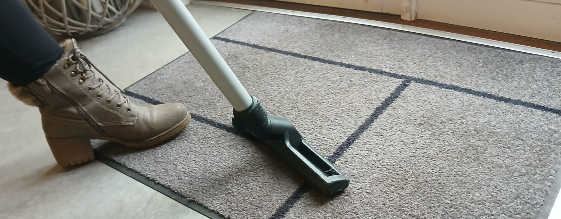 Støvsugning af indgangsmåtte hos erhvervskunde i Kolding