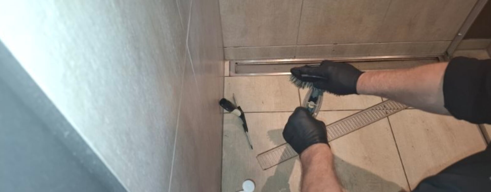 Rengøring af badefaciliteter i virksomheder på Ærø